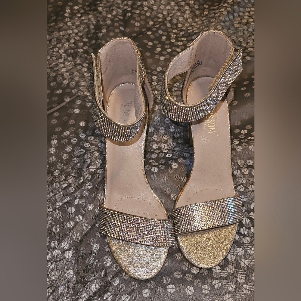 MUST GO!!! De Blossom Collection champagne dress shoes size 9
